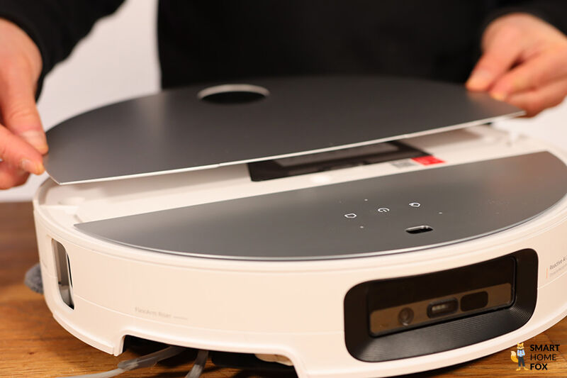 Die hochwertige Verarbeitung des Roborock Saros 10 ist in der Nahaufnahme zu sehen.